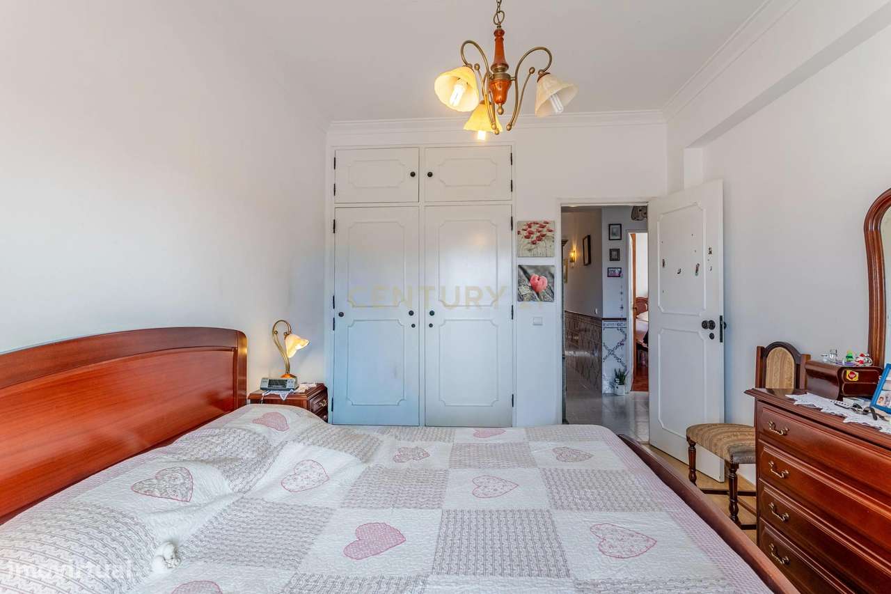 Apartamento T3 com garagem Box em Algueirão Mem Martins-11