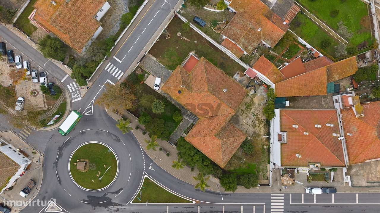 Moradia Senhorial com 16 divisões com Arrumos e Jardim, centro-8