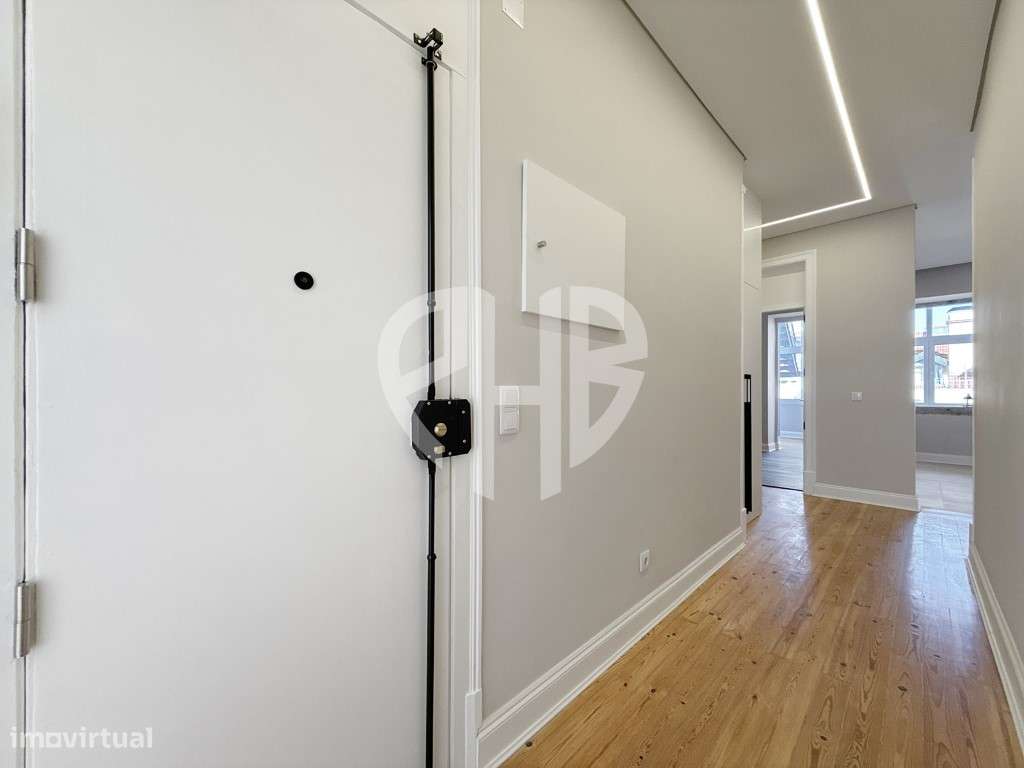 Apartamento T3 // Totalmente Renovado - Av. Almirante Reis-26