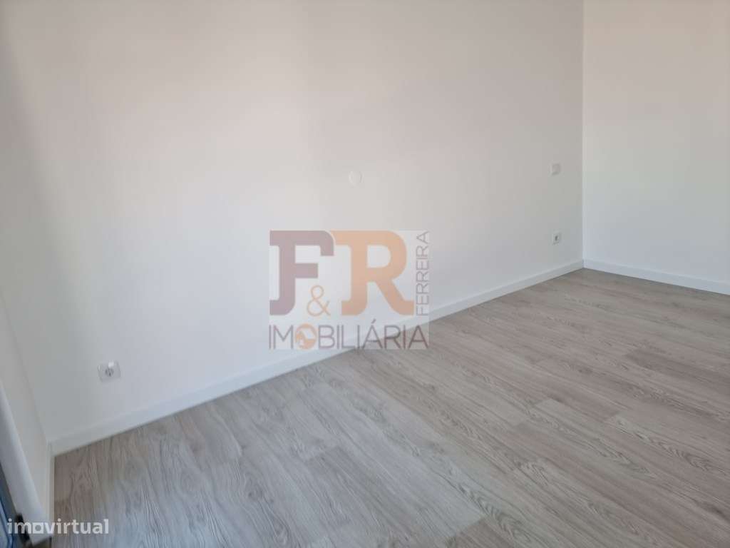 Moradia Geminada T3 com garagem e Terraço Quinta do Conde Sesimbra-5