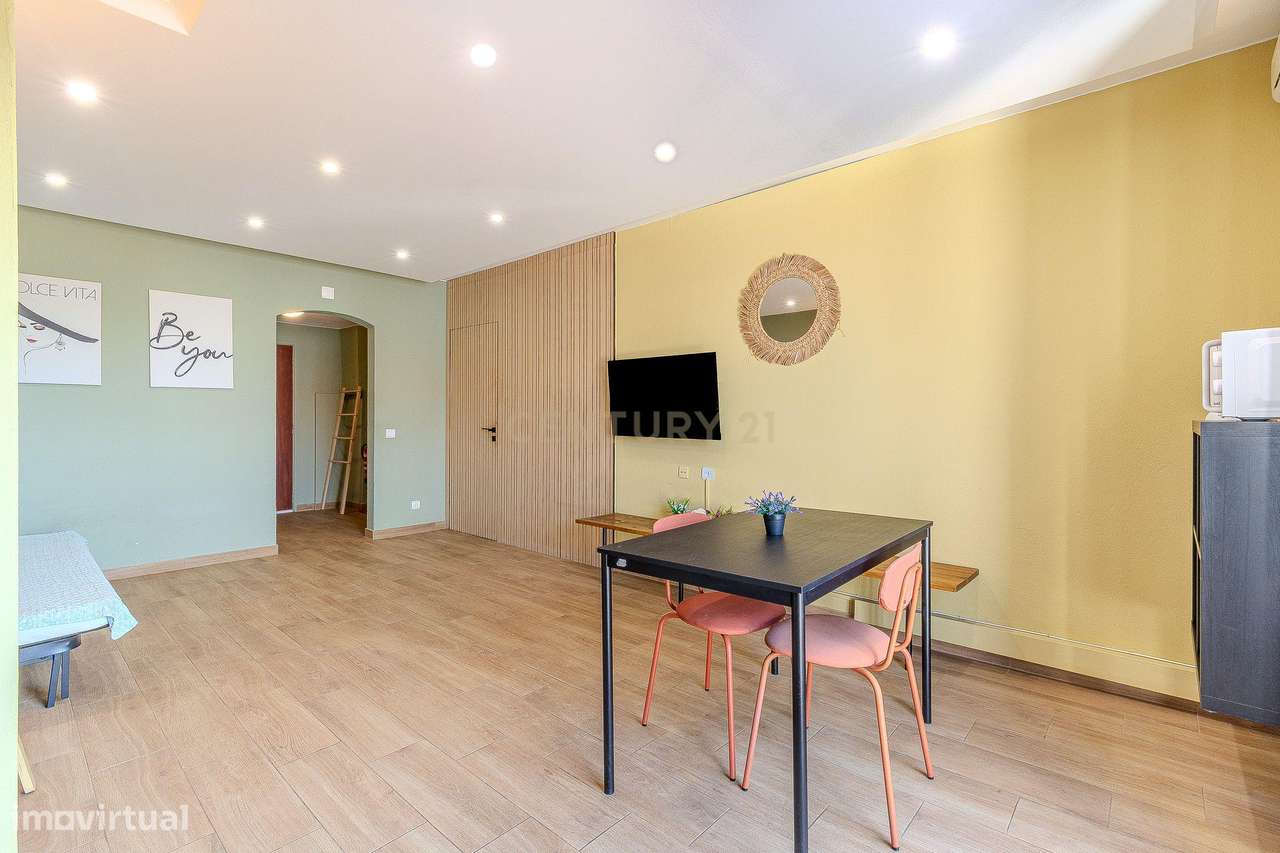 Apartamento T1 remodelado na zona de Oura, em Albufeira - Grande imagem: 2/17