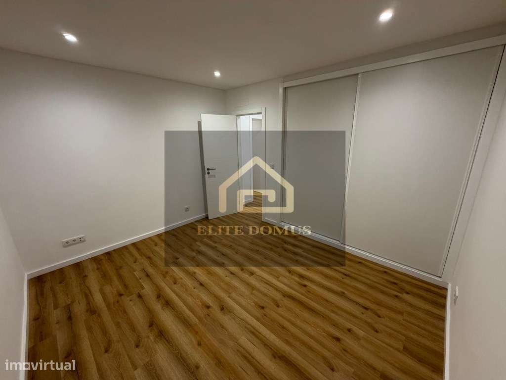 T2 Totalmente Remodelado - Parede - Junto a Estação!-26