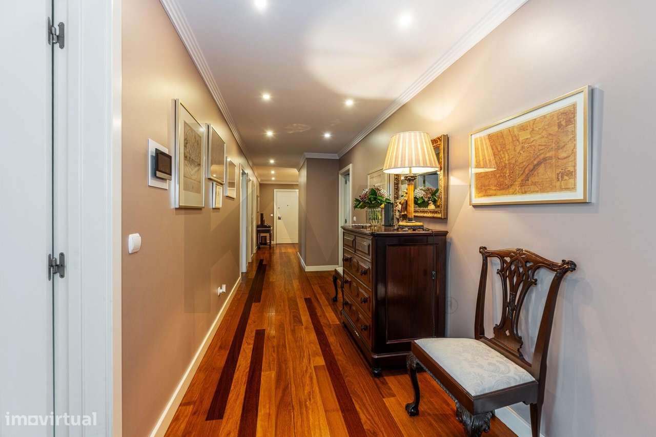 Excelente T5  em Condominio Fechado a Marechal Gomes da Costa, Porto-6