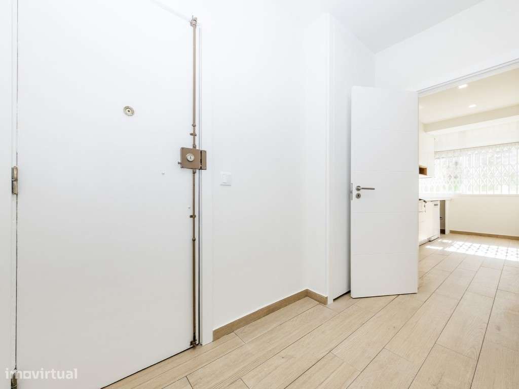 T2 Totalmente Remodelado na Damaia | Junto às Portas de Benfica-13