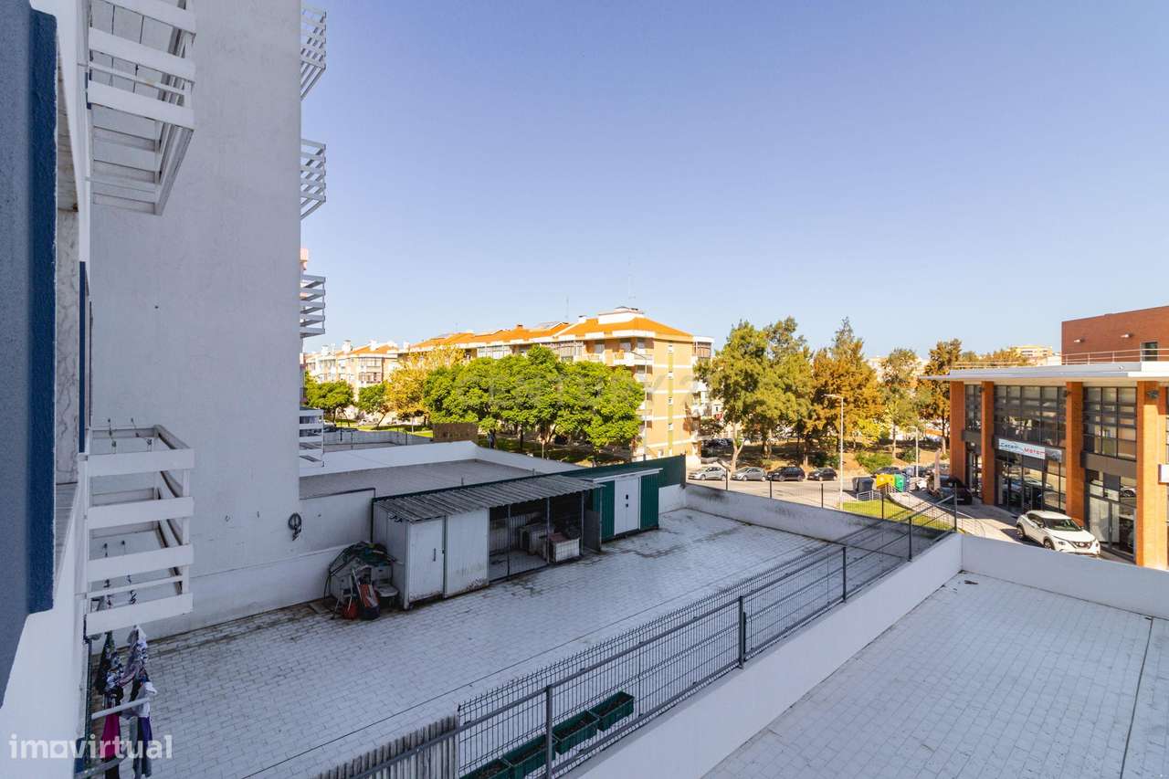 Apartamento T1 com Arrecadação no Cacém-13