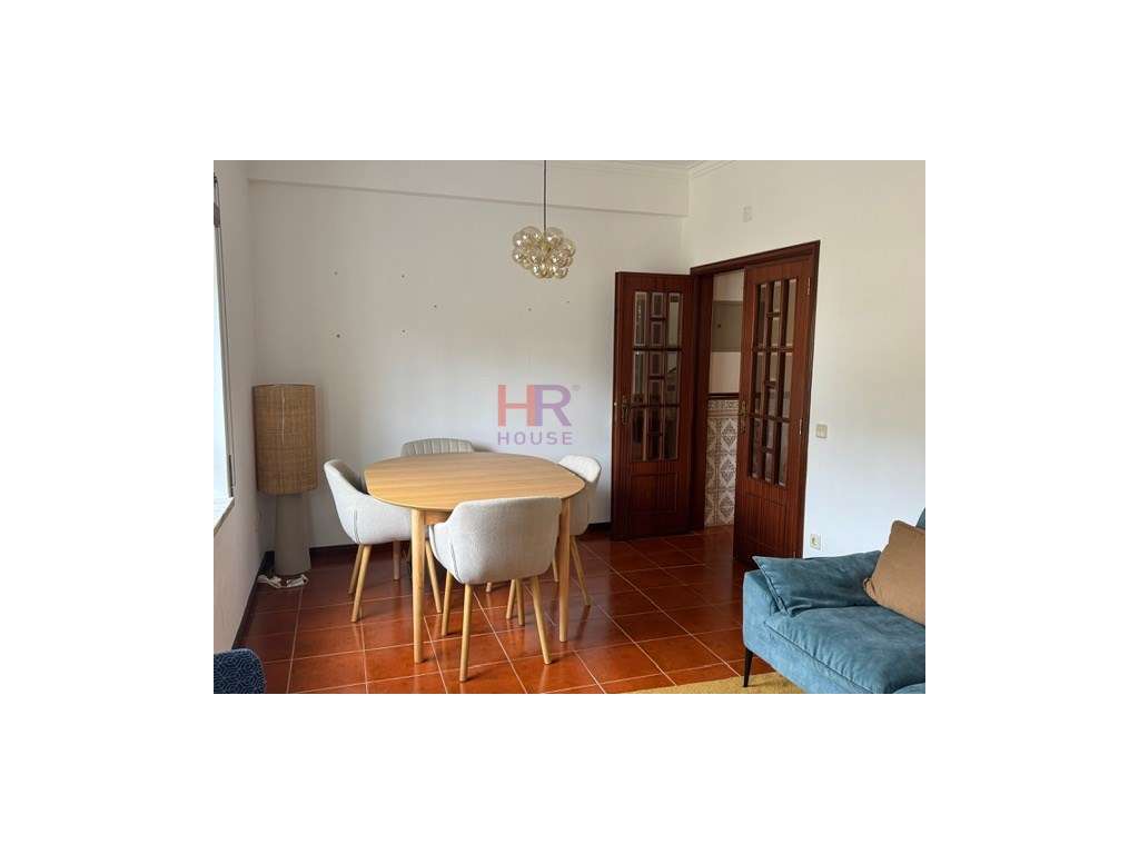 Vende-se T3 totalmente mobilado com três aparcamentos privativos.-10