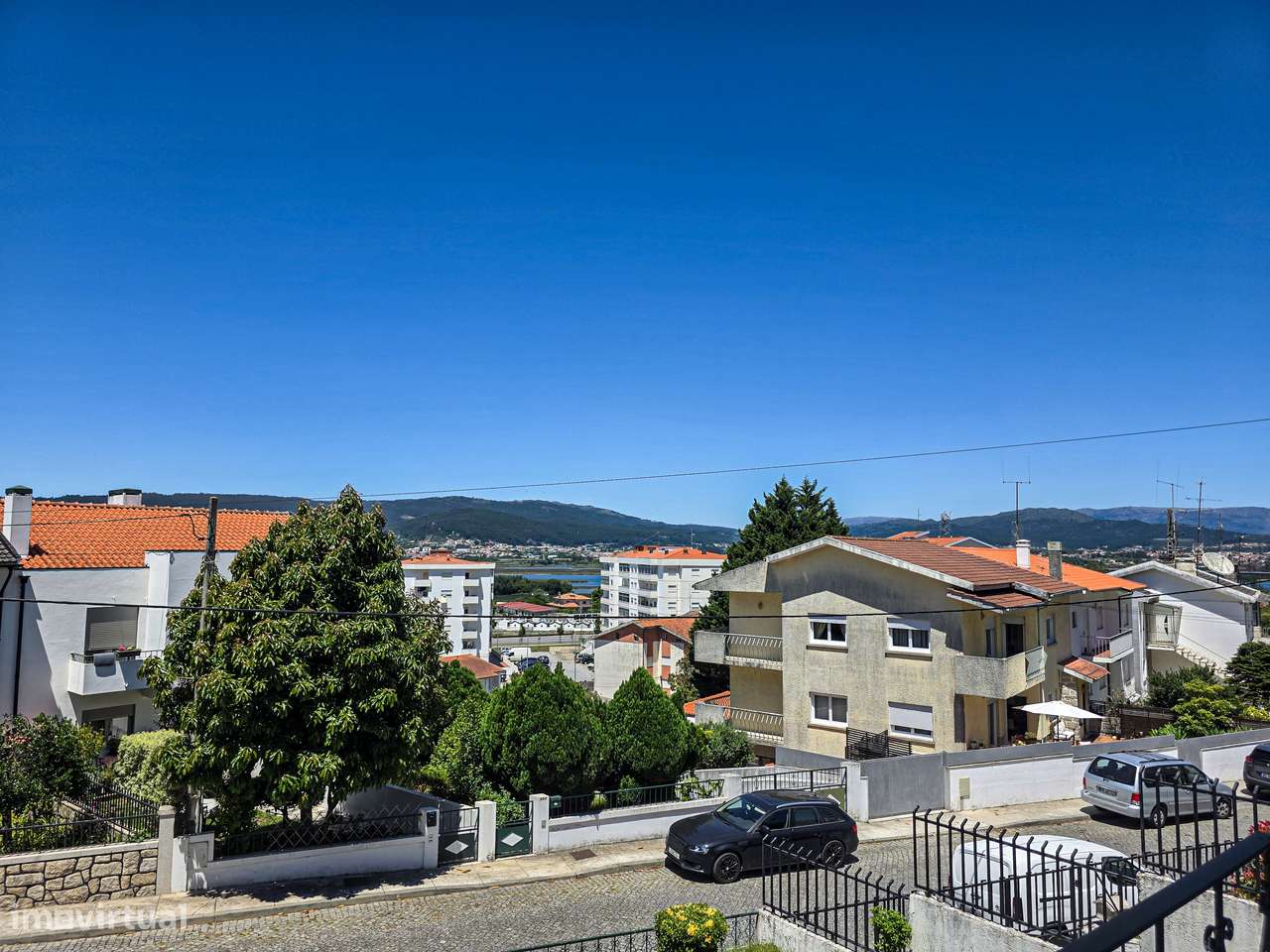 Moradia T5 em Darque com Jardim, Garagem e Anexo-23