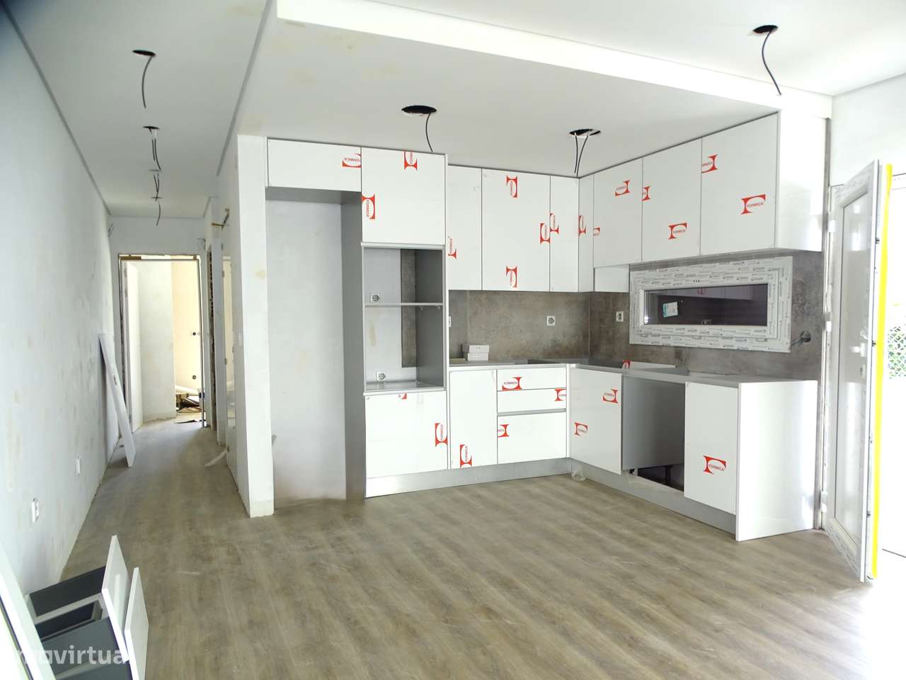 Geminada T3 com garagem, jardim e terraço-5
