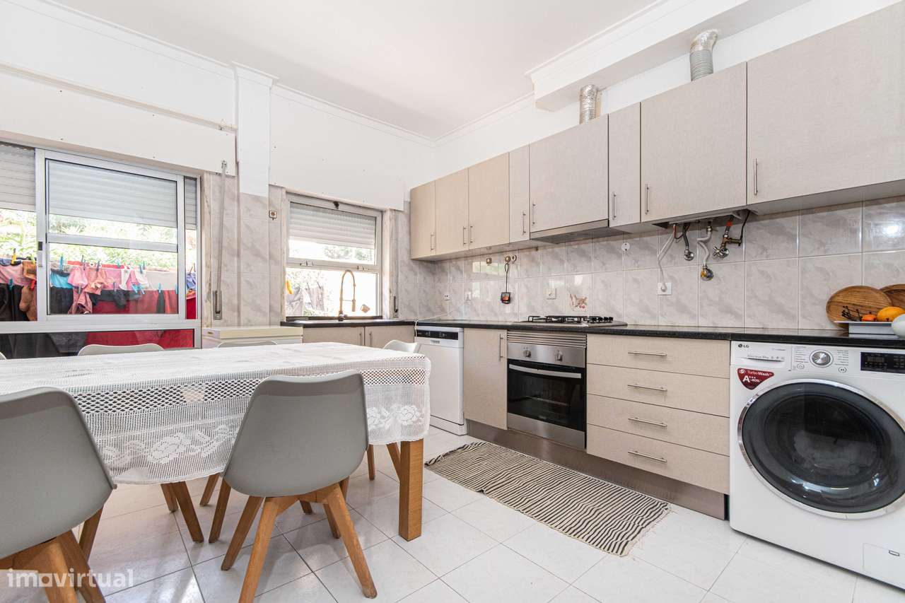 T2 com arrecadação, boas áreas, excelente localização Povoa Sta Iria-2