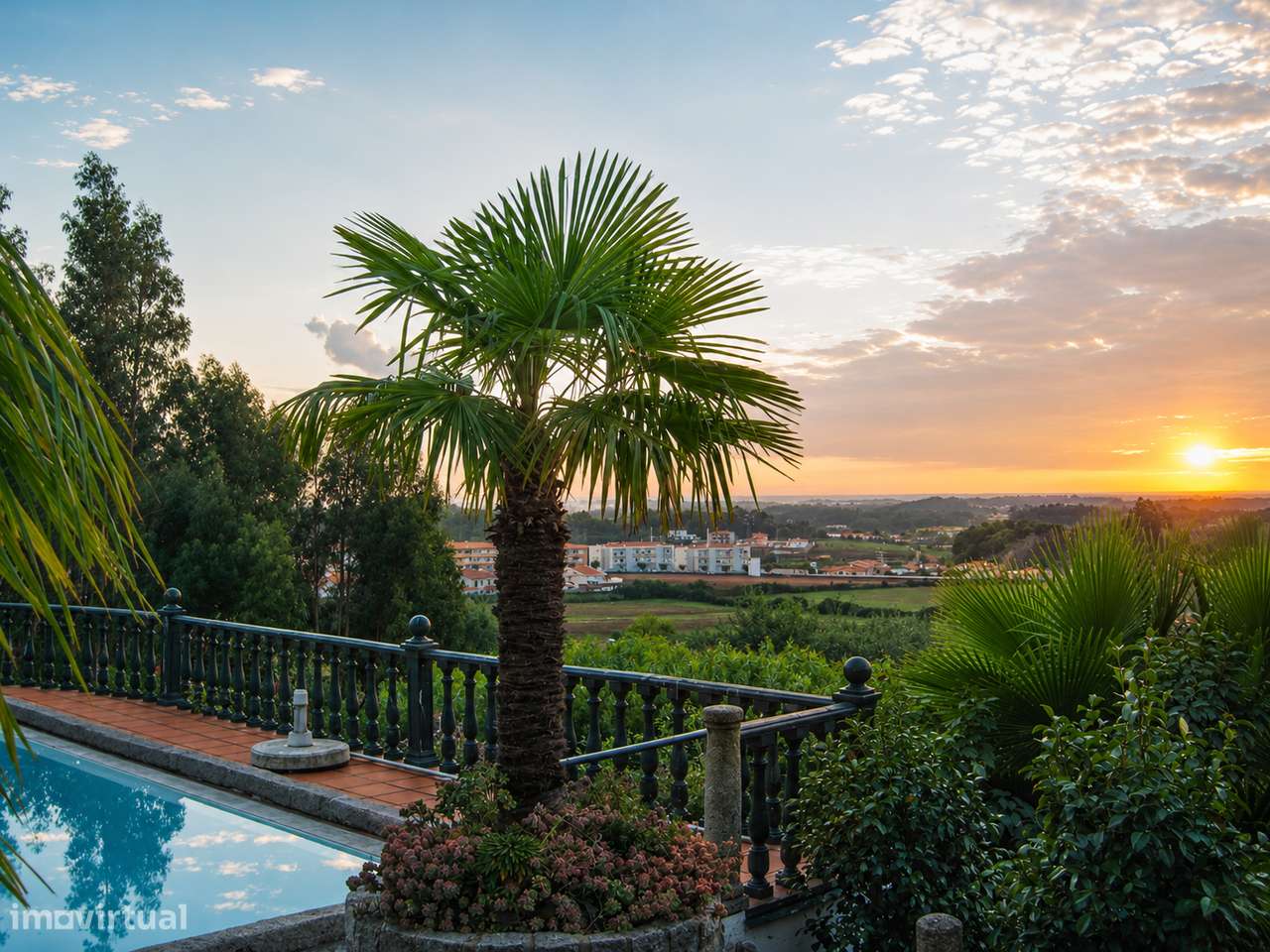Moradia T4 com piscina e jardins-0