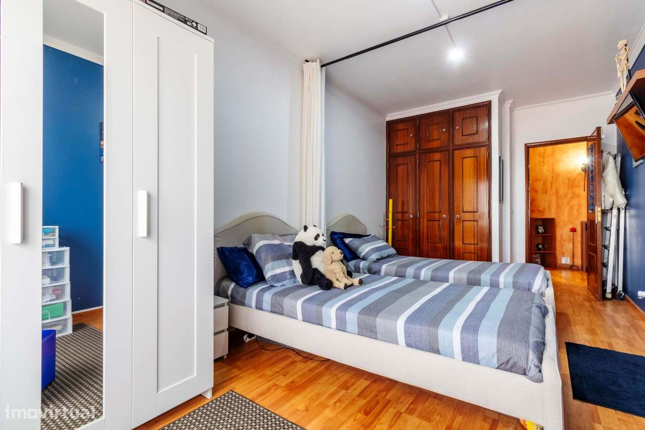 Apartamento T2 Remodelado c/ Lugar de Estacionamento em Mem Martins, S-27