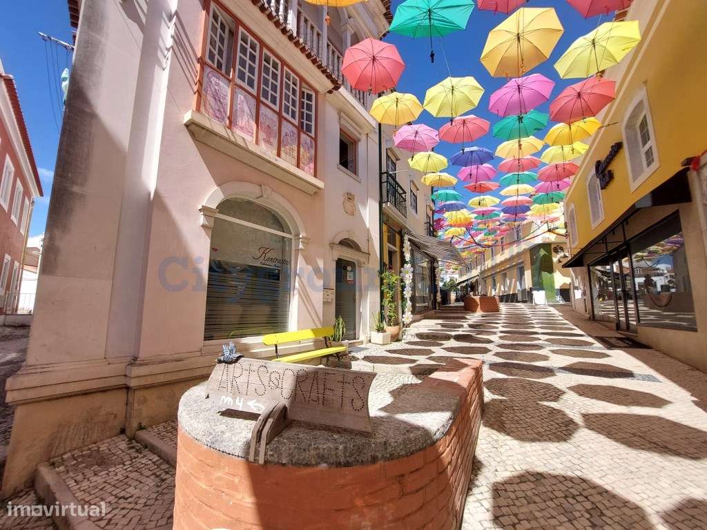 Prédio devoluto para reabilitação - junto à icónica Praça da Fruta ...-1