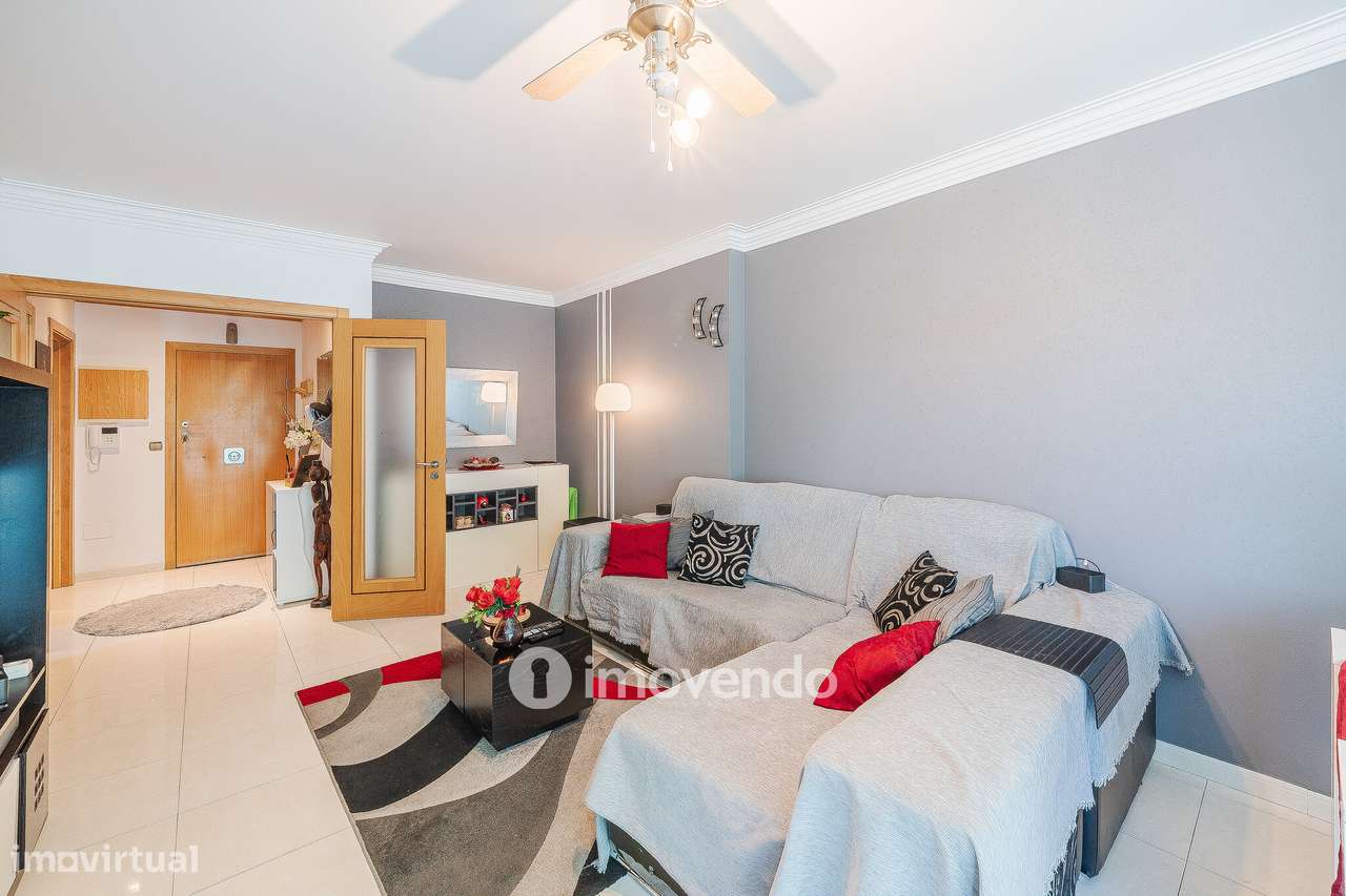 Apartamento T2 moderno, com garagem e varanda enorme, na Malvarosa-10