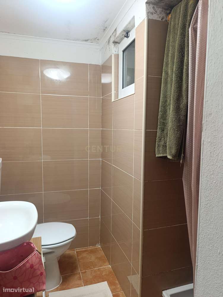 Casa T2 em Almada com 2 casas de banho e boa exposição solar-11