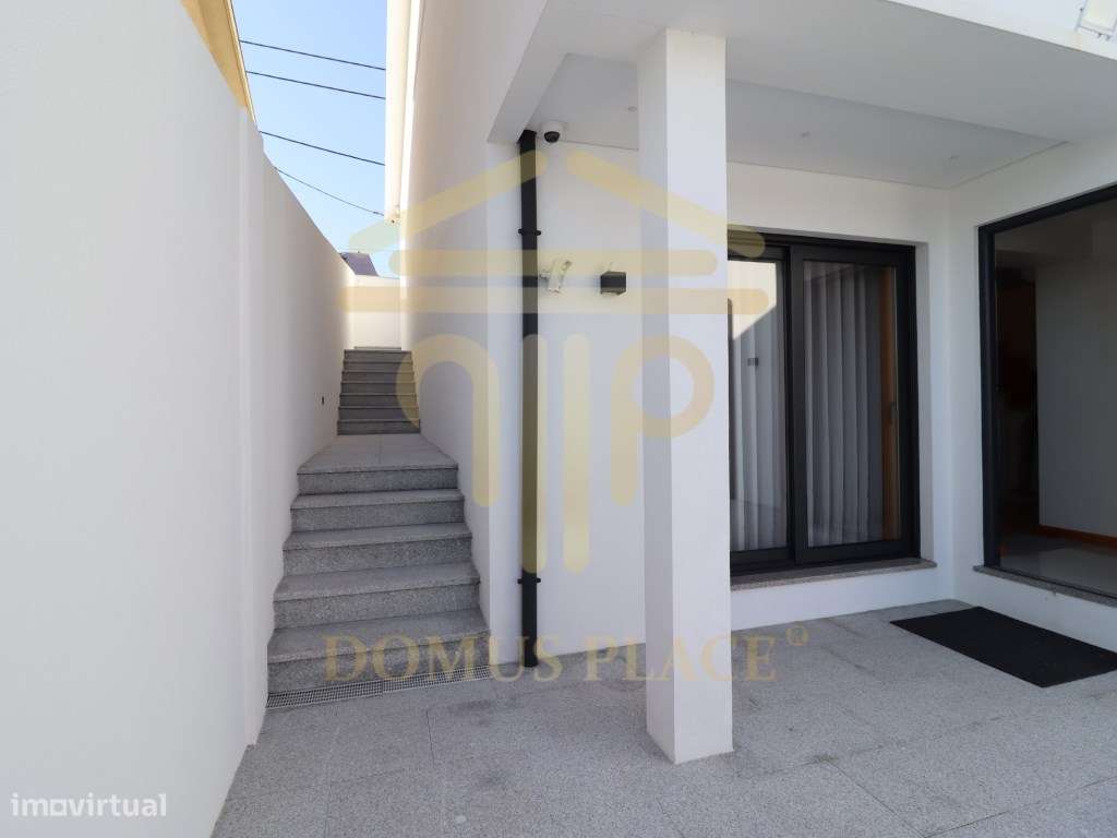 MORADIA T3 C/ JARDIM, TERRAÇO E GARAGEM | GUIFÕES-48