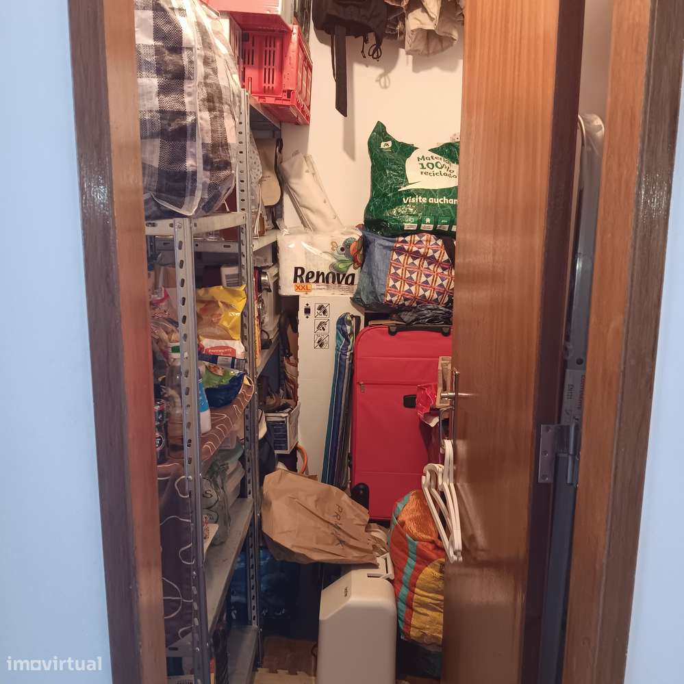 Apartamento T2 com varanda e bom potencial-11