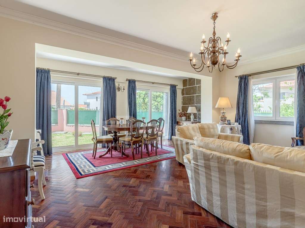 Moradia T8 isolada, com jardim e piscina no centro da Parede-3