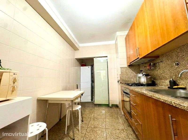 Vende-se Apartamento T2 ao Hospital de S. João - Grande imagem: 5/12