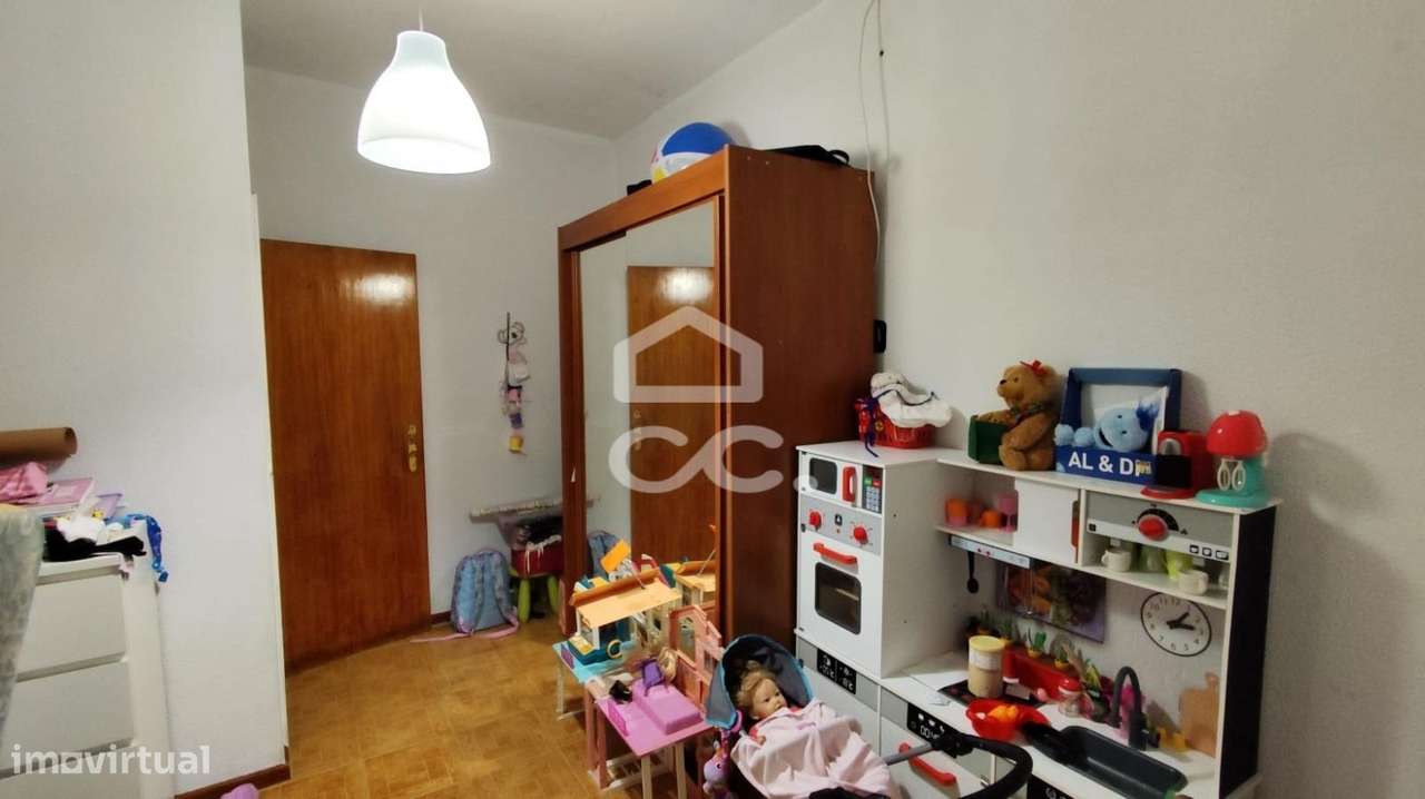 Moradia em Gaveto com Dupla Possibilidade: Habitação + Investimento em-11