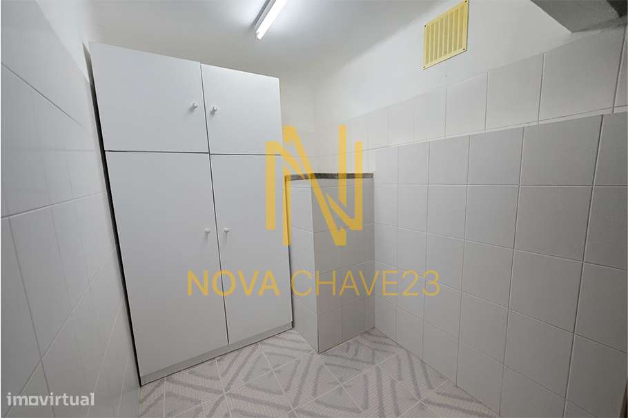 Armazém com 136m2 na Av. de Santa Maria-4