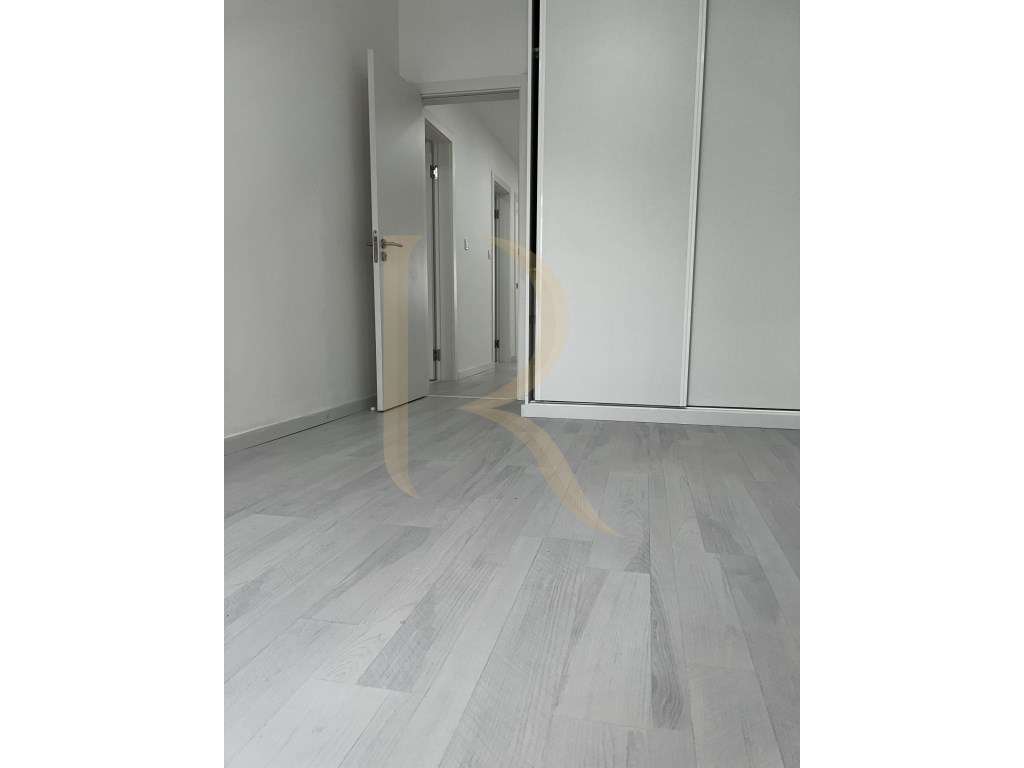 Apartamento T3 remodelado com varandas no Laranjeiro - Almada-10