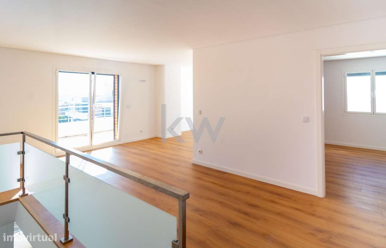 Luxo Raro nas Colinas do Cruzeiro – T3+1 com Mega Box e Terraço Privad-41