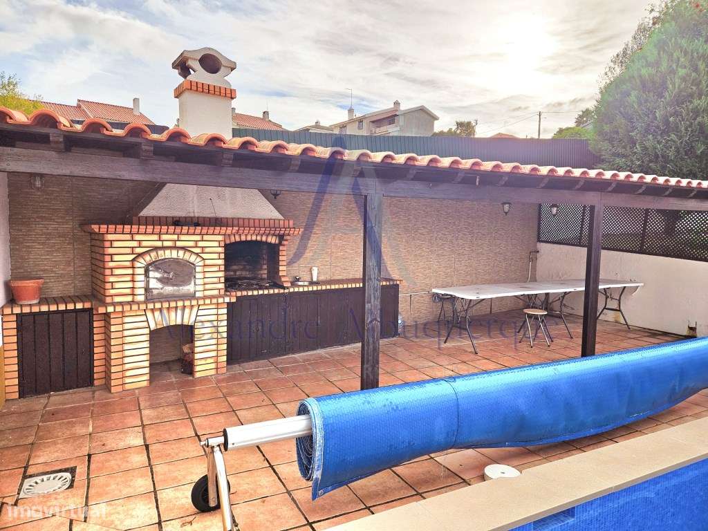 Moradia Isolada T4 de Prestígio com Piscina e Jardim-34