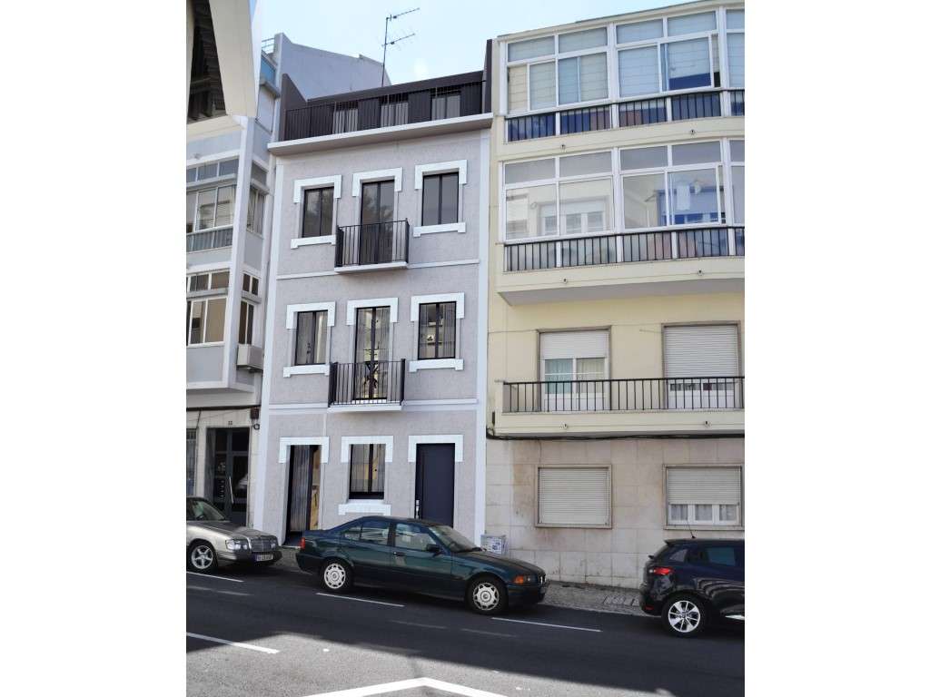 Prédio para Reconstrução de 4 Apartamentos T1 - Com Licença Paga - Grande imagem: 2/22