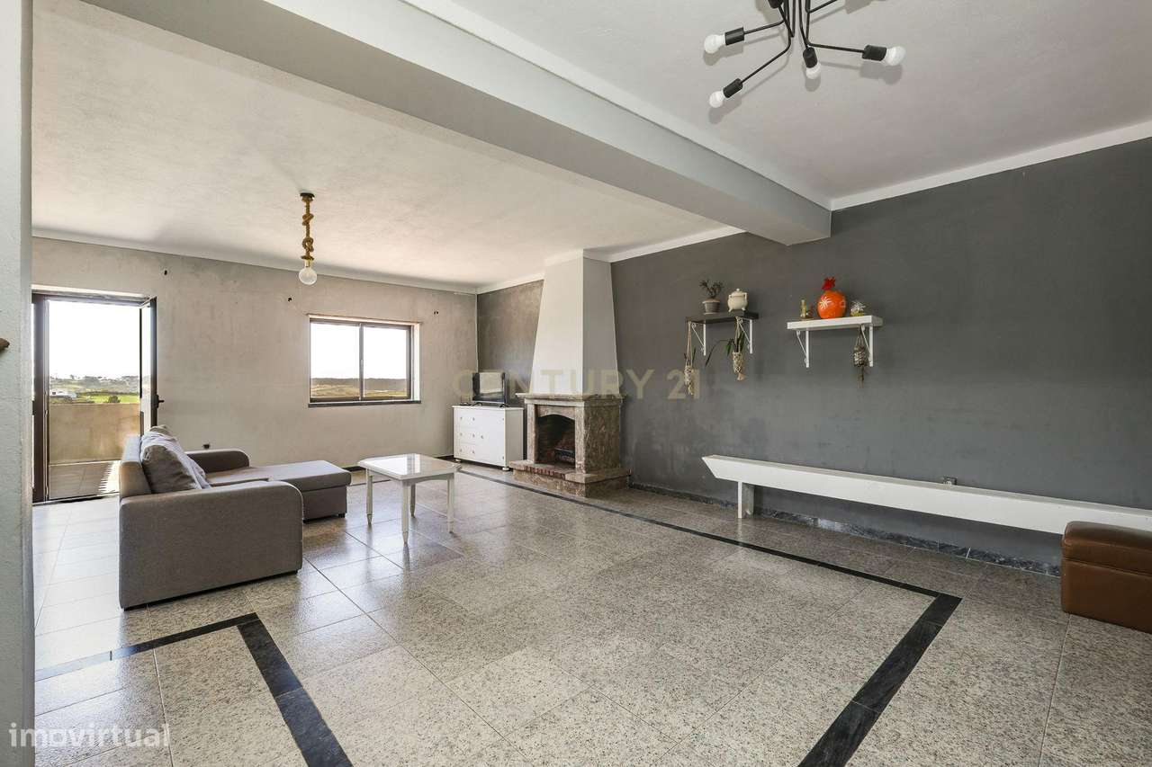 Moradia com Terreno Amplo e Vista Mar na Carvoeira-37
