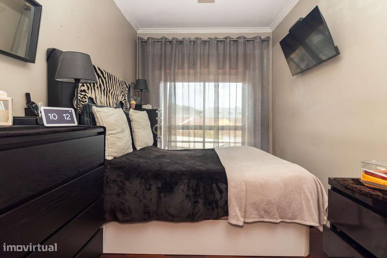 Magnifico T2, no Laranjeiro, perto do Alfeite, construção de 2002, pré-25