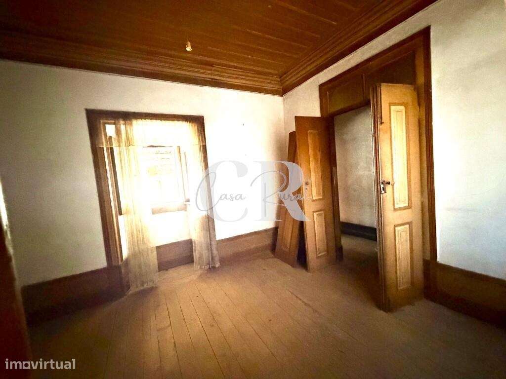 Moradia para recuperar no centro da vila de Figueiró dos Vinhos-12