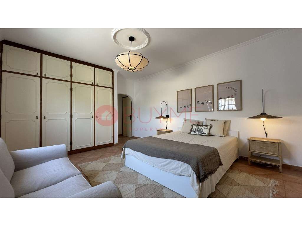 Moradia V4 Exclusiva com Piscina, Jacuzzi e Amplos Jardins em Almancil-28