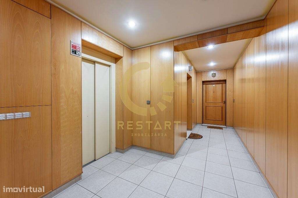 Apartamento T3 com excelente exposição solar, box fechada e junto ao m-56