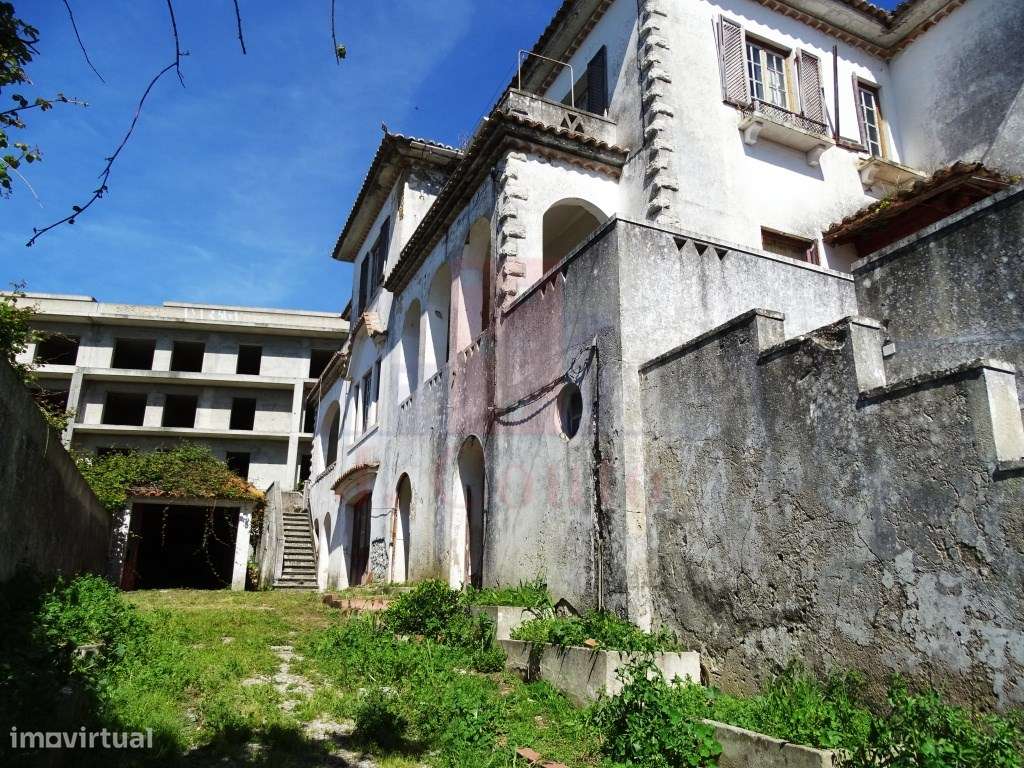 Prédio com 3 pisos por Recuperar - Grande imagem: 2/44