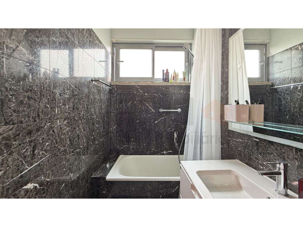 Apartamento T4 em Miraflores-40