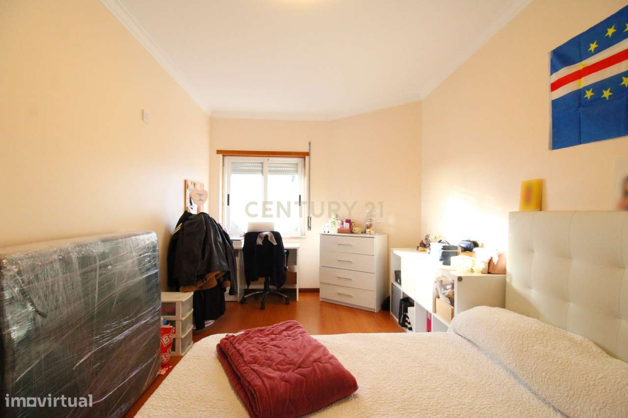 Apartamento T3 em  Santa Marta Do Pinhal com Parqueamento e Arrecadaçã-15