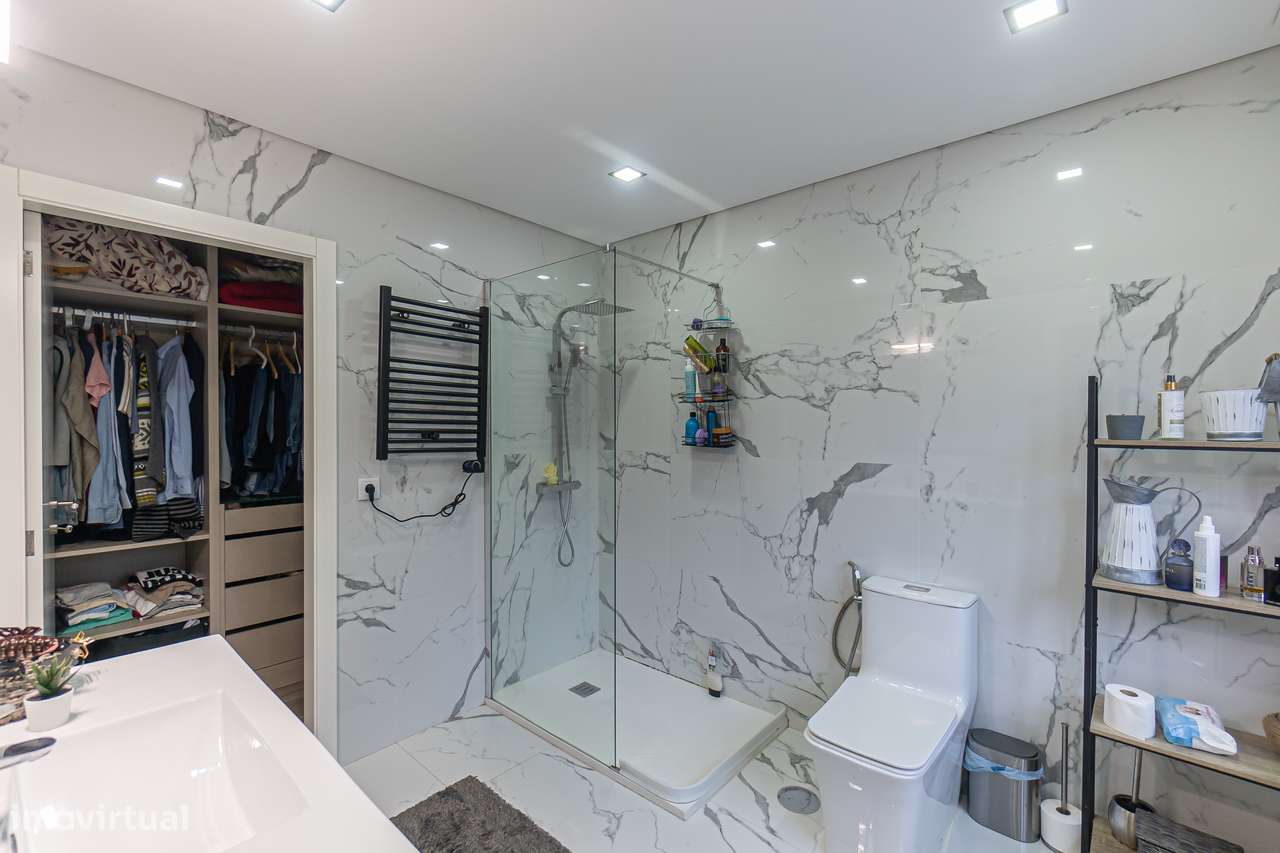 Moradia T4+1 renovada com anexo e jardim em Canidelo-10
