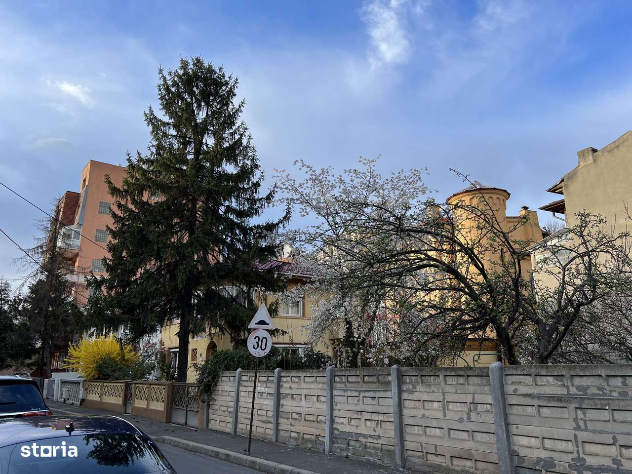 Vila Primaverii 300 mp utili teren 250 mp 2 apartamente