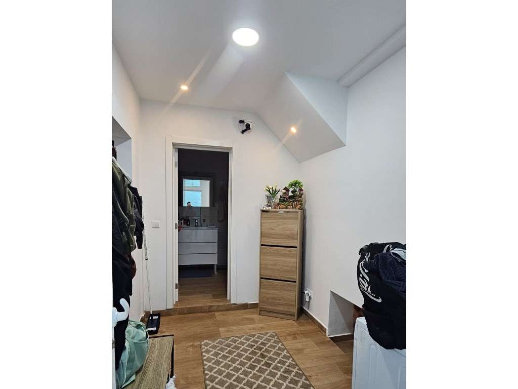 Moradia Remodelada com 4 Assoalhadas, Cacém, Sintra, Lisboa-10