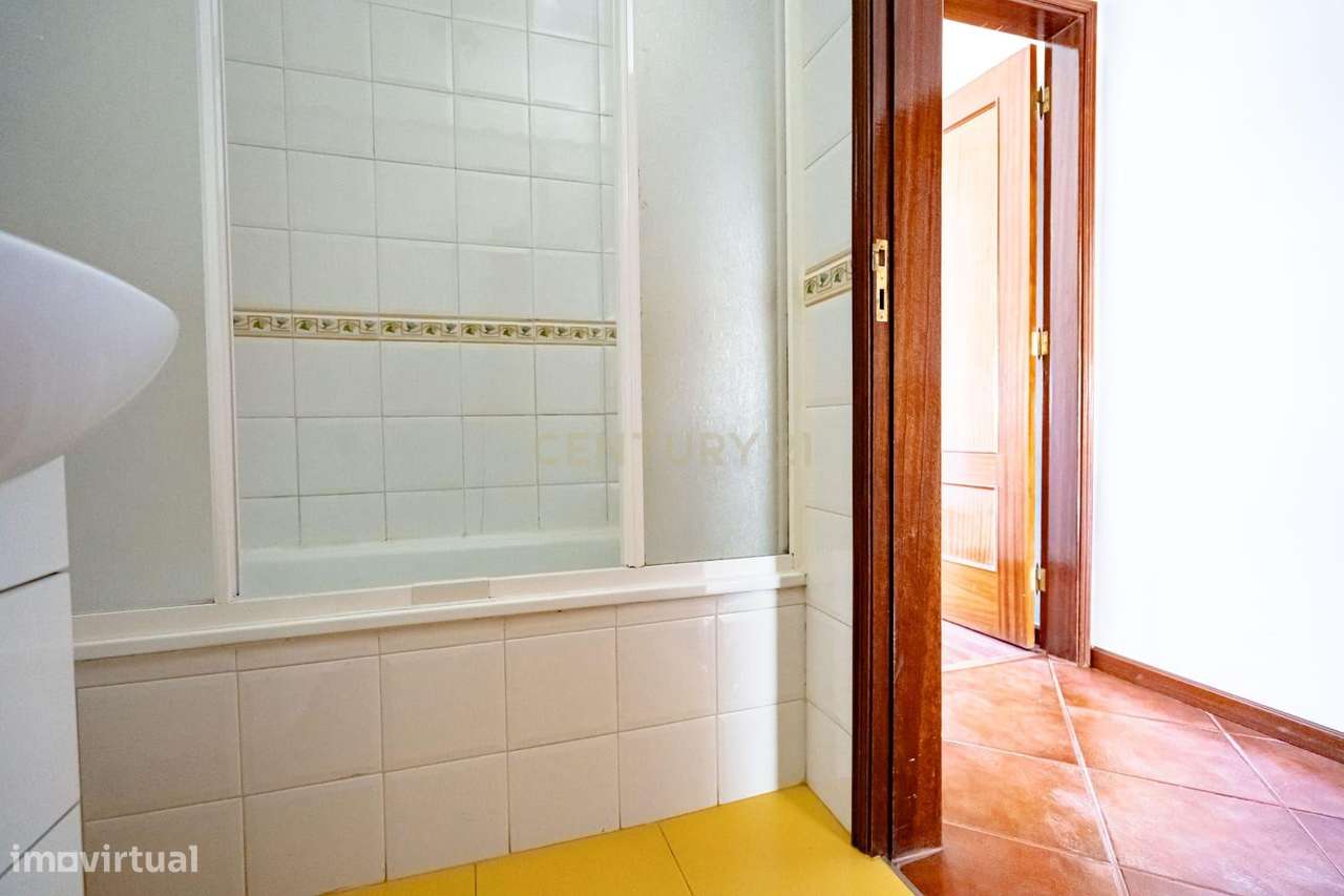 Apartamento T3 com elevador e garagem no centro da Lousã-21