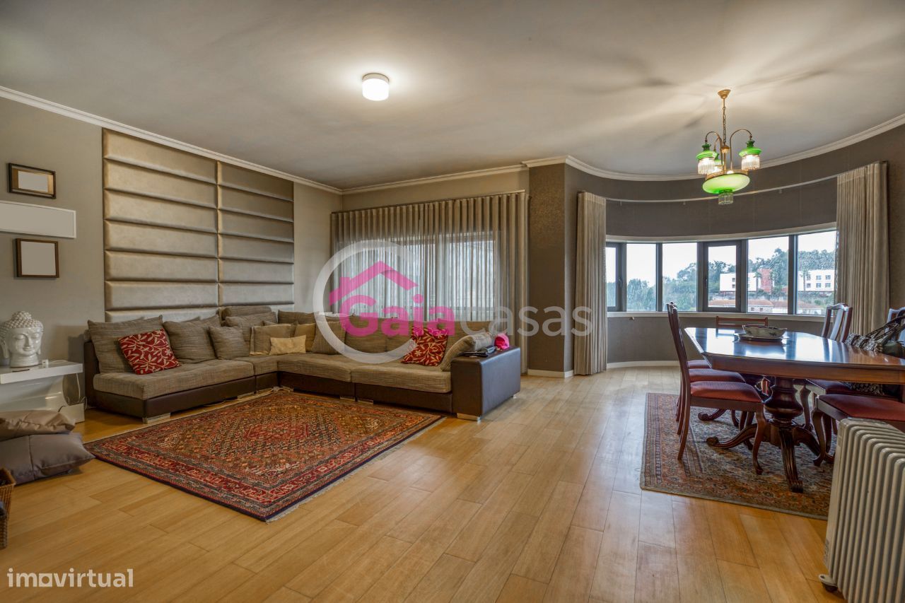 Apartamento T4 Duplex condomínio reservado 2 lugares garagem arrumos - Grande imagem: 1/22