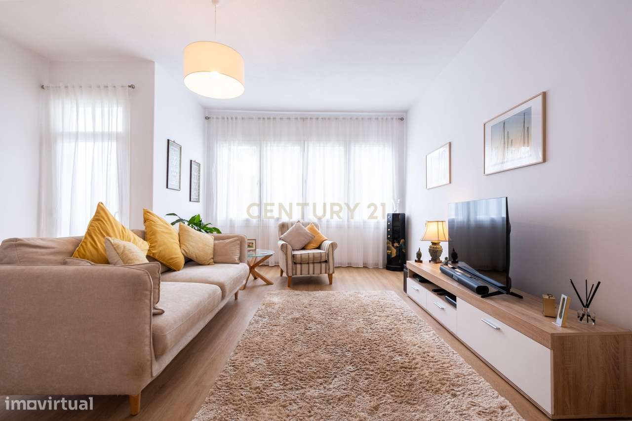 Moradia T2 Remodelada em Câmara de Lobos com Vista para o Pôr do Sol-12