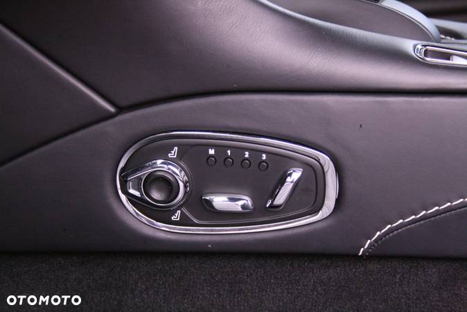 Aston Martin DB11 V8 - 14