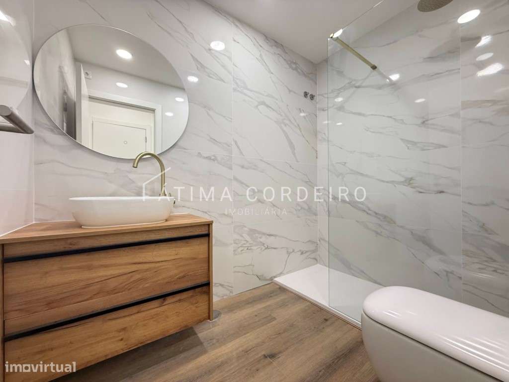 Fantástico T2 com 95m2 Remodelado com arrecadação no centro da Cost...-10