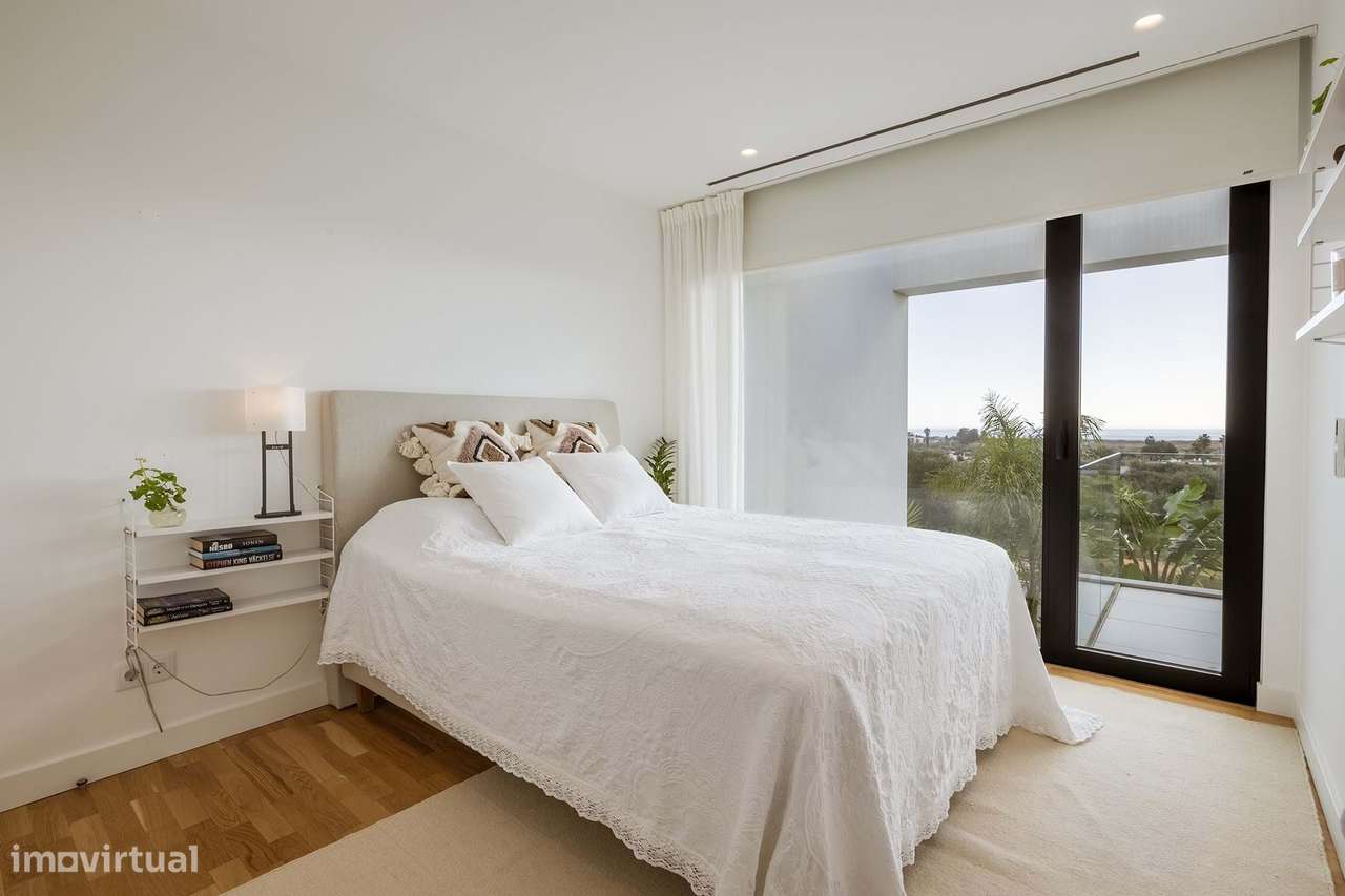 MODERNA E LUXUOSA MORADIA T3 COM PISCINA E GARAGEM PERTO DA MARINA DE-23