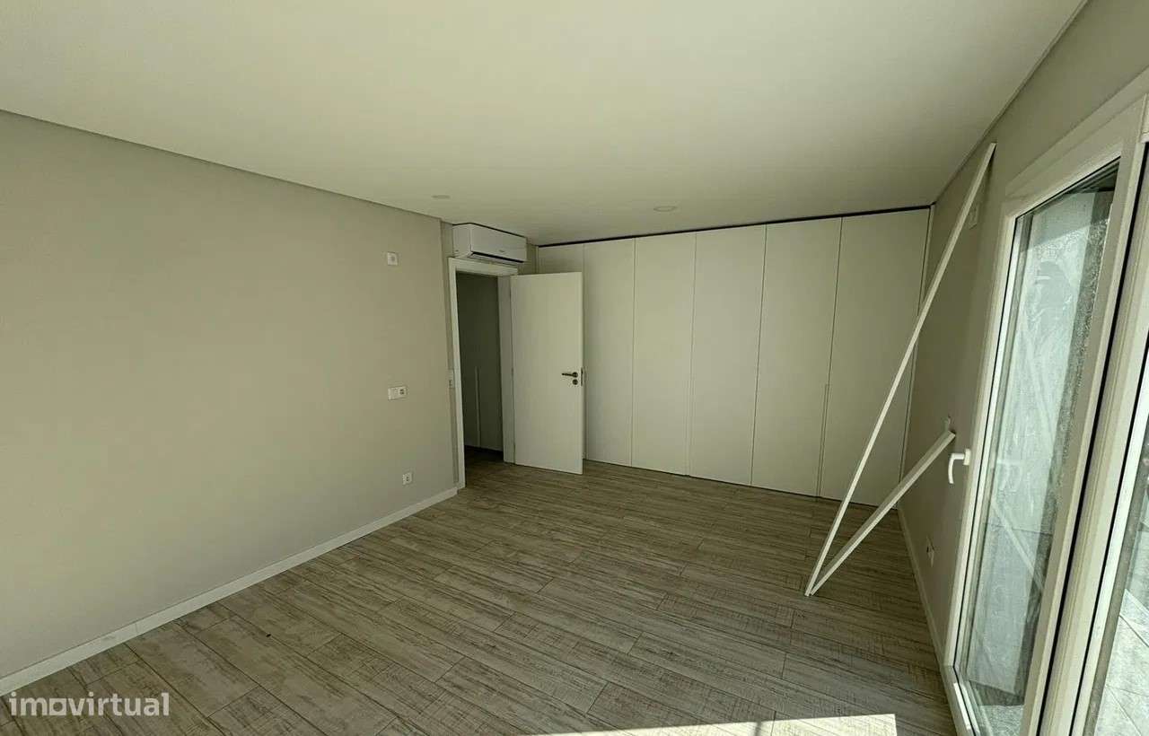 Moradia T4 com piscina e garagem - A Estrear-6