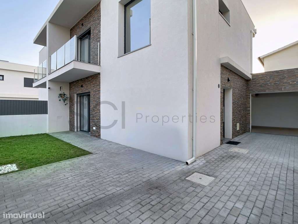 Moradia T3 Como Nova, com Garagem e Piscina em Fernão Ferro-49