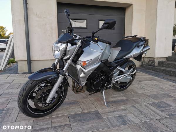 Suzuki GSR - 4