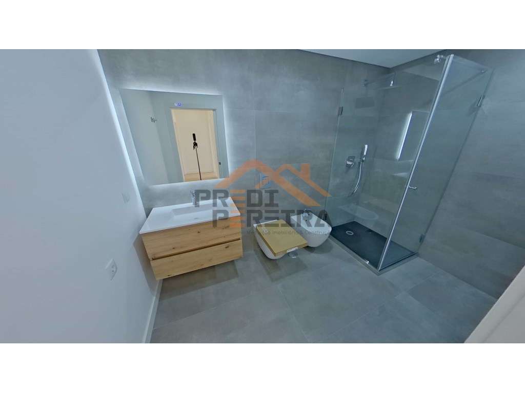 Apartamento T3, localizado em Santo António dos Cavaleiros.-9