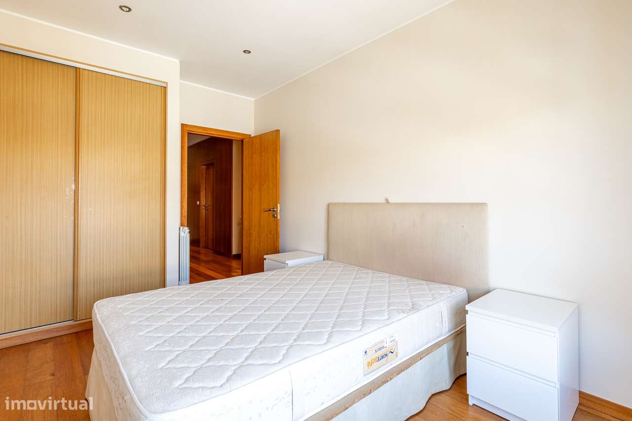 Fantástico T2 com terraço privado e lugar de garagem-4